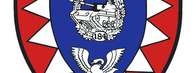 Ein Wappen des Panzerbataillons 184 zeigt einen Panzer und einen Adler auf blauem Hintergrund mit rotem Rand.