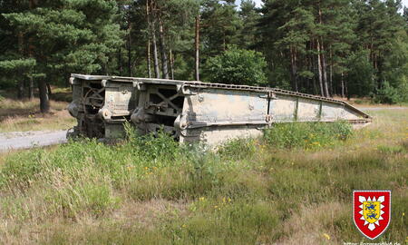 Ausgebaute Panzerschnellbrücke vor dem Abtransport (2009-07)