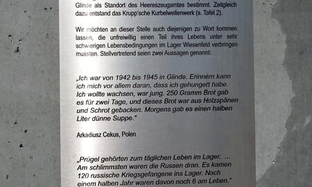 Eine Gedenktafel erinnert an die schwierigen Lebensbedingungen im Lager Wiesenfeld während der NS-Zeit.
