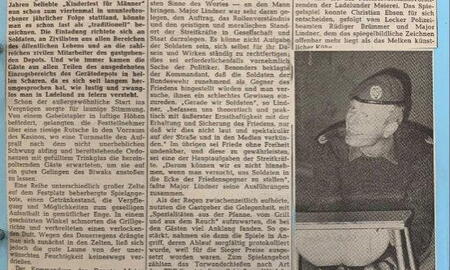 Zeitungsartikel über das Sommerbiwak im Gerätedepot Ladelund mit einem Foto von Major Lindner beim Melkwettbewerb.