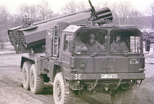 Raketenwerfer LARS2 der 3./RakArtBtl 62 (Y217889) auf dem Standortübungsplatz Boostedt bei einer Vorführung (1986)