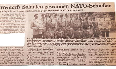 Eine Gruppe Soldaten des Jägerbataillons 162 posiert nach ihrem Sieg im NATO-Schießen 1980 für ein Zeitungsfoto.