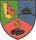 Ein Wappen zeigt eine Festung, einen Panzer und einen Leopardenkopf in bunten Feldern.