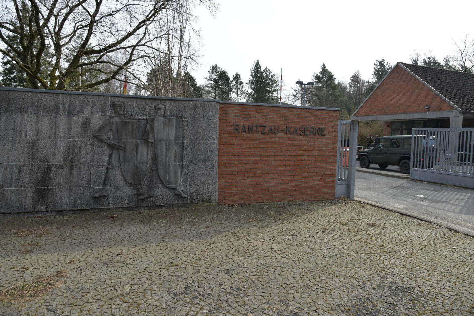 Namensschriftzug am Haupteingang der Rantzau-Kaserne (2014)