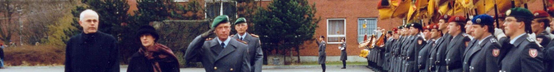 Abschreiten der Truppenfahnen von Ministerpräsidentin von Schleswig-Holstein Heide Simonis, GenMaj von Falkenhayn anlässlich der Fusion 6. PzGrenDiv und WBK I (1994)