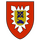 Ein Wappen mit rotem Rand zeigt ein Zahnrad, gekreuzte Werkzeuge und einen Panzer auf einem gelben Schild.