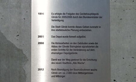 Eine Tafel dokumentiert die historische Entwicklung des ehemaligen Depots Glinde von 1996 bis 2012.