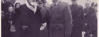 Bürgermeister und Major stehen in Uniformen bei einer Zeremonie im Freien, umgeben von einer Gruppe, am 16.1.1965.