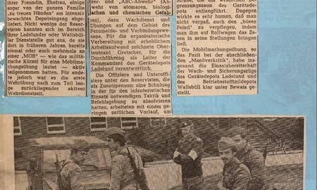 Zeitungsartikel aus den 1980er Jahren zeigt Soldaten bei einem Manöver in Ladelund, während sie Verpflegung erhalten.