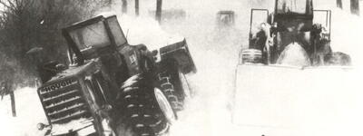 Ein Bergepanzer zieht 1978 einen 40-Tonnen-Traktor aus einem verschneiten Graben in einer winterlichen Landschaft.