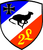 Wappen mit einem schwarzen Hund, einem Eisernen Kreuz und der Zahl 22 auf einem diagonal geteilten blau-weiß-roten Hintergrund. 2./FlaRgt 6