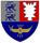 Das Wappen zeigt zwei blaue Löwen, ein weißes Zickzack-Muster und ein geflügeltes Zahnrad auf dunkelblauem Hintergrund.