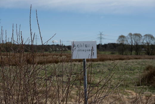 Schild an der ehemaligen französischen Peilstation auf dem ehemaligen Standortübungsplatz Kaltenkirchen