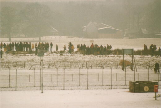 Demonstranten beim Ostermarsch am SAS Kellinghusen (1982)