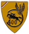 Ein gelbes Wappen zeigt die Zahl 400, ein springendes Pferd und einen Adler, symbolisch für eine Panzeraufklärungseinheit.