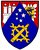 Ein Wappen zeigt eine Burg und einen Löwen, überlagert von einem Zahnrad mit Werkzeugen und Sternen auf blauem Hintergrund.