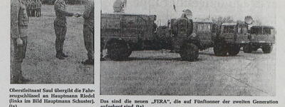 Zwei Soldaten übergeben den Fahrzeugschlüssel eines "FERA" an das Raketenartilleriebataillon 62 bei einer Zeremonie.