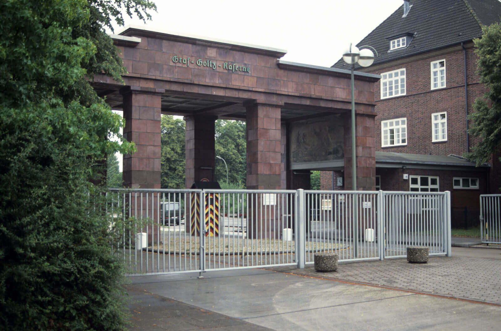 Kaserneneingang der Graf-Goltz-Kaserne in Hamburg-Rahlstedt (1992)