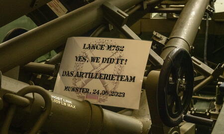 Ein Schild mit der Aufschrift "Yes, we did it!" ist an einem Artilleriegeschütz in Munster am 24.06.2023 angebracht.