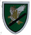 Ein Wappen zeigt einen majestätischen Greifvogel mit ausgebreiteten Flügeln auf grünem Grund, durchkreuzt von einem schwarzen Balken.