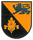 Ein Wappen zeigt einen blauen Löwen auf gelbem Hintergrund und ein Eichenblatt mit einem Querbalken darunter.