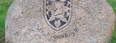 Stein zur Patenschaft zwischen Stabskompanie PzGrenBrig 16 und der Gemeinde Brunstorf