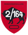 Ein rotes Wappen zeigt einen schwarzen Büffel mit der Aufschrift "2/164" und dem Wort "Panzerbataillon" darüber.