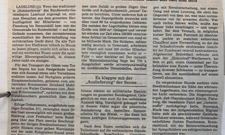 Eine Zeitung zeigt einen Artikel über das Sommerbiwak in Ladelund von 1972 bis 1987, ein Fest mit militärischem Bezug.