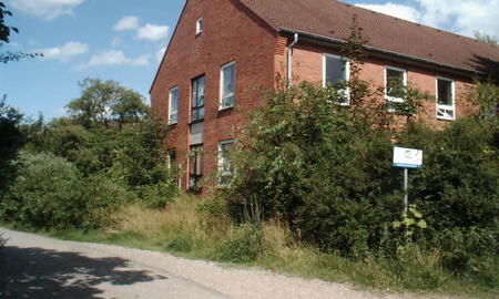 Das alte Stabsgebäude der Briesenkaserne steht 2009 von Bäumen umgeben in der Gartenstadt.