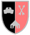 Ein Wappen zeigt links einen Panzer und ein Haus auf schwarzem Grund, rechts gekreuzte Pfeile auf rotem Grund.