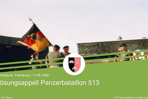 Eine Zeremonie in der Briesen-Kaserne zeigt Soldaten, die die deutsche Flagge beim Auflösungsappell des Panzerbataillons 513 salutieren.