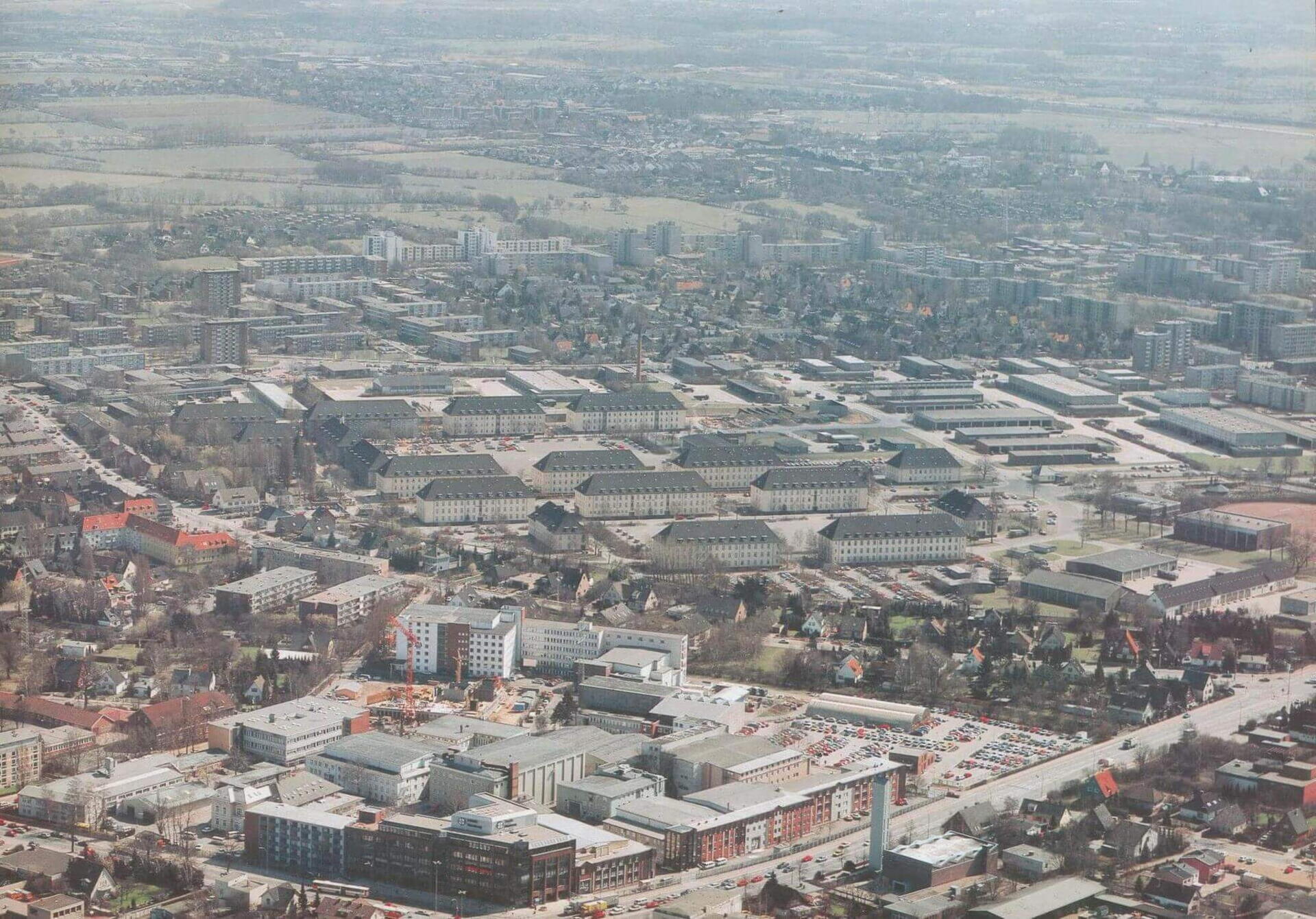 Luftaufnahme der Lettow-Vorbeck-Kaserne 1985, umgeben von städtischen Gebäuden und Wohngebieten.