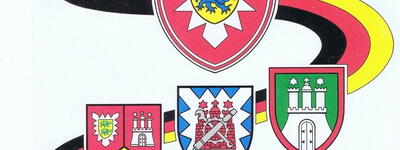 Wappen und Embleme der Panzergrenadierbrigade 17 zum 25-jährigen Jubiläum, verziert mit schwarz-rot-goldenen Bändern.