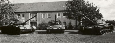 Drei Panzer stehen vor einem Gebäude, um das 25-jährige Jubiläum des Panzerbataillons 183 zu feiern.