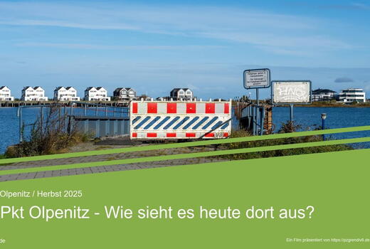 Ein Baustellenschild blockiert den Weg mit Blick auf moderne Häuser am Wasser in Olpenitz im Herbst 2025.