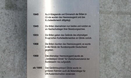 Eine Metalltafel beschreibt die historische Nutzung des Gerätehauptdepots Glinde von 1945 bis 1995.