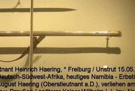 Ein historisches Schwert und ein Schild sind in einer Vitrine im Militärhistorischen Museum Dresden ausgestellt.