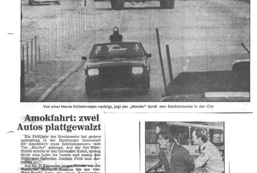 Ein Schützenpanzer Marder wird in der Innenstadt von Polizeiwagen verfolgt, während ein Mann festgenommen wird.