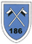 Ein blaues Wappen zeigt zwei gekreuzte Fahnen und die Nummer 186 darunter.