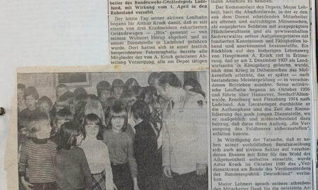 Ein Zeitungsartikel beschreibt die Verabschiedung eines verdienstvollen Mitarbeiters des Gerätedepots Ladelund.