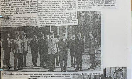 Eine Zeitungsauschnitt zeigt dänische und deutsche Offiziere vor dem Gerätedepot Ladelund in den 1970er Jahren.