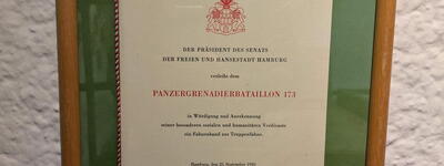 1981 - Urkunde Fahnenband PzGrenBtl 173 Hansestadt Hamburg