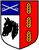 Ein Wappen zeigt gekreuzte Säbel, einen Pferdekopf und drei goldene Ähren auf blau, weiß und rotem Hintergrund.
