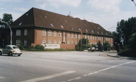 Die Bose-Bergmann-Kaserne von 1984 zeigt ein offenes Haupttor und einen vorbeifahrenden VW Käfer auf der Straße.