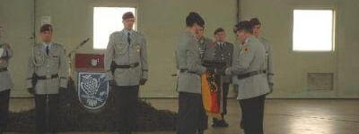 Einrollen der Truppenfahne des Heeresfliegerregiments 6 (25.02.2004 - TradVerb HFglRgt 6)