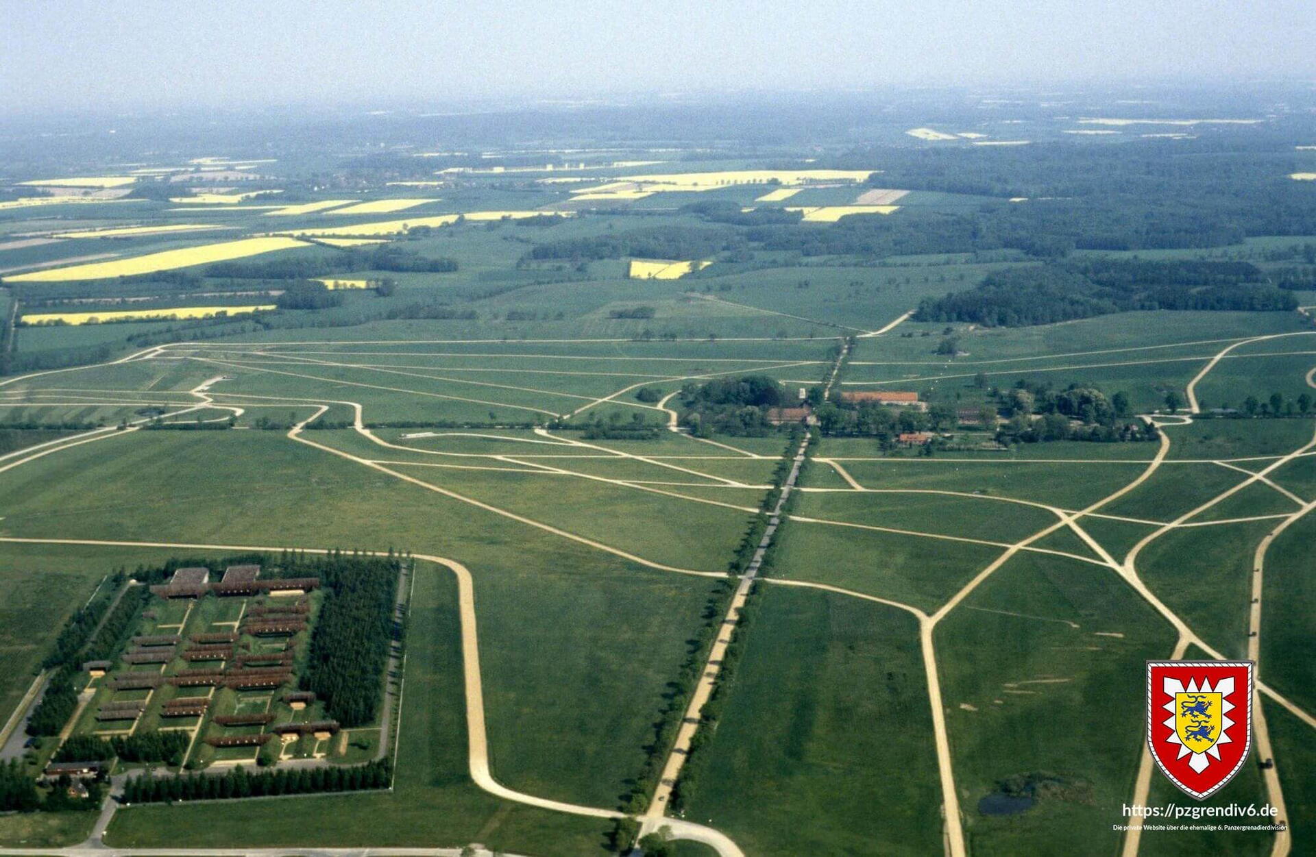 Luftbild des Standortübungsplatzes Lanken mit Blick auf die Standortschießanlage und das Gut Lanken (1989)