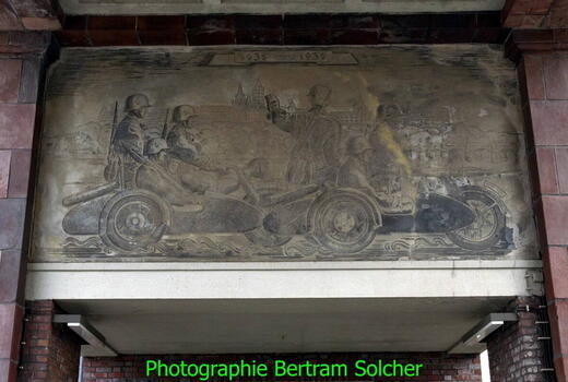 Wandbild “1938 – 1939 Einmarsch der Wehrmacht in Prag" am Tor der ehemaligen Graf-Goltz-Kaserne