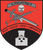 Ein Wappen zeigt ein Gewehr, ein Schwert und einen Totenkopf über einer Festung mit dem Text "NON SOLIS SED OMNIBVS". 9./FlaRgt 6