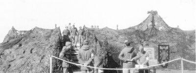 Soldaten steigen eine Treppe zur Tribüne hinauf, während andere davor stehen und die Szene beobachten.