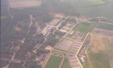 Luftaufnahme der Hanseaten-Kaserne von 1984 zeigt Gebäude, Straßen und umliegende Felder in einer grünen Landschaft.
